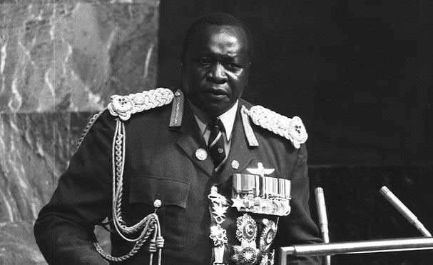 Wikipedia.org nuotr./Idi Aminas Jungtinių Tautų Organizacijos Generalinės Asamblėjos posėdžio tribūnoje 1975 m.