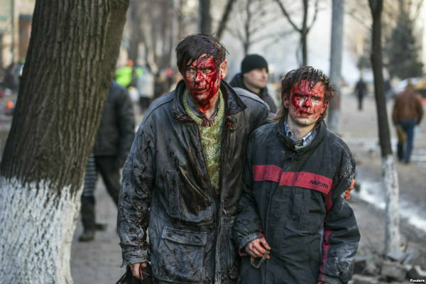 „Reuters“ nuotr./Viena garsiausių fotografijų, padaryta tą dramatišką dieną. Kijevo mokslininkai, tėvas ir sūnus Nikolajus ir Igoris Kuznecovai, sumušti „Berkut“ smogikų