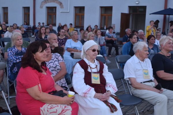 „Kėdainių mugės“ archyvo nuotr./Jadvyga Urbelienė su dukra Vilma Živatkauskiene 2020 m. dainuojamosios poezijos festivalyje „Ant Nevėžio kranto“ M.Daukšos viešosios bibliotekos kiemelyje. Senolė deklamavo tarpukario poetų eiles, kurių prisimena daugybę.