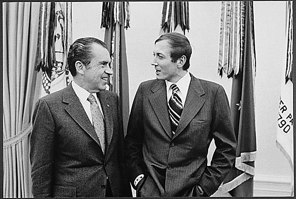 Wikipedia.org nuotr./JAV prezidentas Richardas Nixonas ir Jevgenijus Jevtušenka (1972 m.)