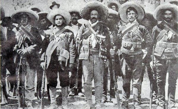 Wikipedia.org nuotr./Pancho Villa su savo kariais (1913 m.)