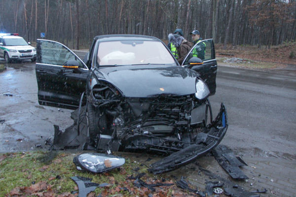 Laikraščio „Šviesa“ / jurbarkosviesa.lt nuotr./„Porsche Cayenne“ įvykio vietoje