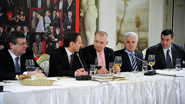  skovoroda.net nuotr./Neformaliame „Skovoroda“ klubo susitikime su Rusijos valstybės Dūmos pirmininku Sergejumi Naryškinu (antras iš kairės). Dešinėje nuo Dmitrijaus Kiseliovo, Ukrainos Aukščiausiosios Rados pirmininkas Volodymyras Lytvynas. Kijevas, 2012 m. vasaris