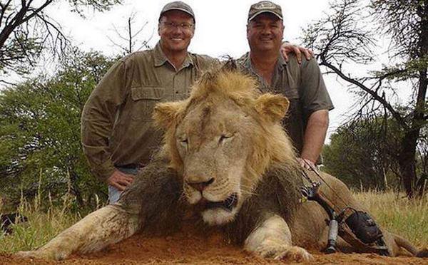 Nuotr. iš „Twitter“/Walteris Palmeris (kairėje) su nužudytu liūtu