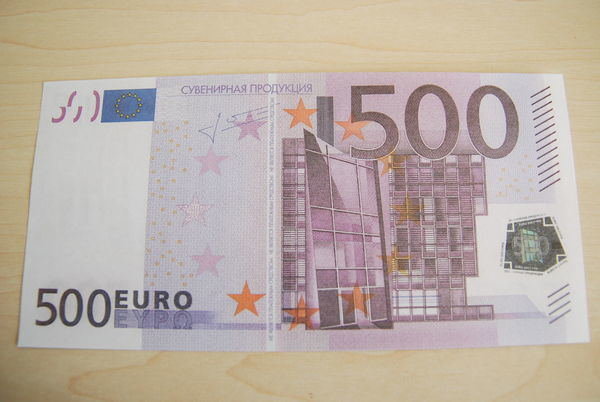 Osta.ee nuotr./Suvenyrinis 500 eurų banknotas