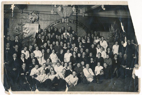 Kauno miesto muziejaus fondų nuotr. /„Metropolio“ darbuotojai prieš Kalėdas. Apie 1938–1939 m.