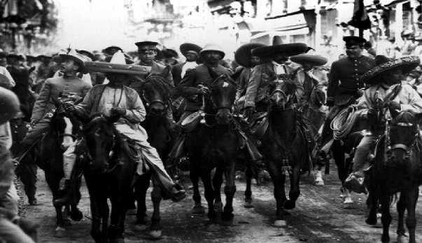 Wikipedia.org nuotr./Jungtinės dviejų Meksikos revoliucijos legendų, Pancho Villos ir Emiliano Zapatos, pajėgos įžengia į Meksiko miestą. (1914 m.)