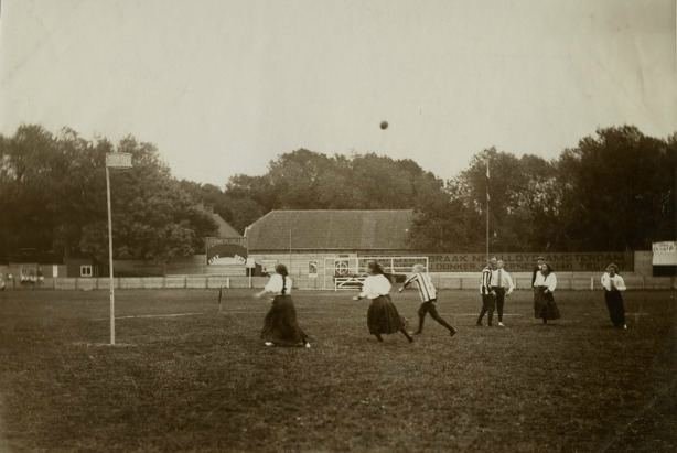 Hagos apylinkėse žaidžiamas korfbolas, 1906 m.