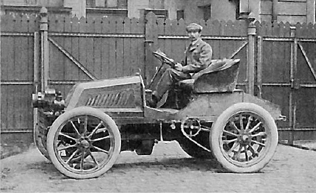 Alfredas Velghe su Mors automobiliu Paryžiuje, 1900 m. (CIO, Wikimedia)