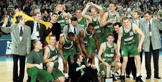 AFP/„Scanpix“ nuotr./Kauno „Žalgiris“ 1999 metais triumfavo Eurolygoje, o J.Zidekas švęsdamas pasikabino ant kaklo krepšinio tinklelį.