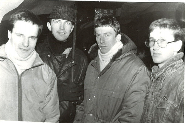 Asmeninio archyvo nuotr./Evaldas Čižinauskas (antras iš dešinės), Arminas Cicėnas (pirmas iš dešinės) ir kiti grupiokai, kurie dalyvavo sausio įvykiuose bei gynė AT rūmus