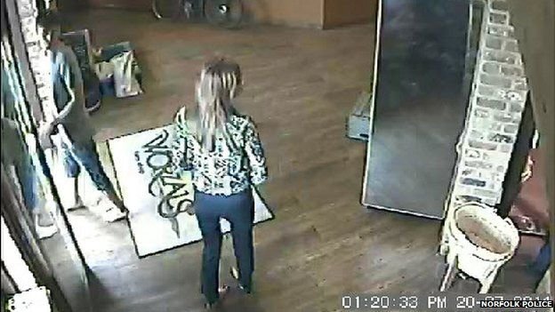 Norfolc Police/Nesulaukę pagalbos žuvusieji grįžo į autostradą, kur ir buvo partrenkti.
