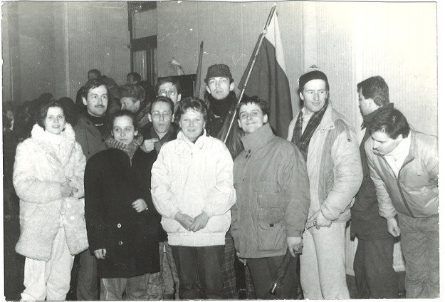 Asmeninio archyvo nuotr./Evaldas Čižinauskas ir kiti AT rūmus gynę žmonės, 1991-ųjų sausio 12-osios vakaras