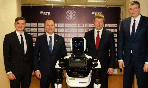 Eurohoops nuotr./Kazys Maksvytis su treneriu-robotu