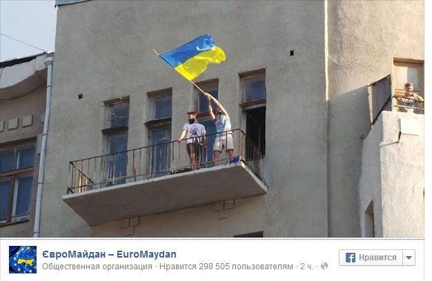 Euromaidano paviešinta nuotrauka/Slovjansko gyventojai ukrainiečių karius pasitiko su vėliavomis rankose.