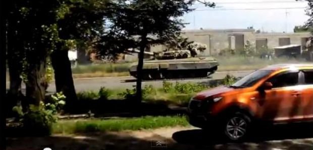 youtube.com nuotr./Ukrainoje pastebėti tankai su Rusijos vėliavomis