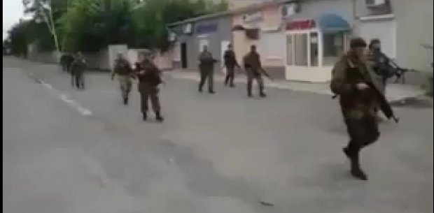 Stop kadras/Internete paviešintas vaizdo įrašas, įrodantis, kad Donbase veikia  „Kadyrovo vyrai“.