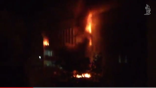 Stop kadras/Mariupolyje degė miesto rotušė.
