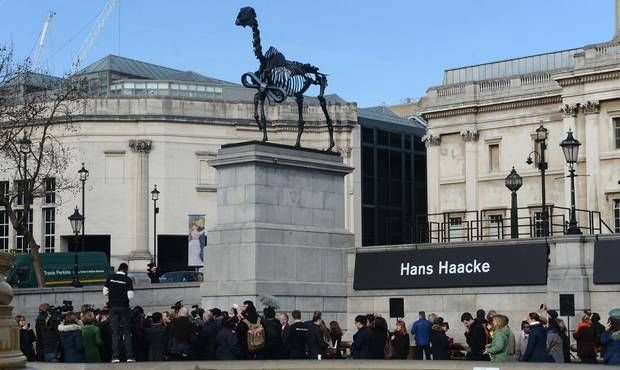 Anglija.today nuotr./Arklio griaučių skulptūra Londone