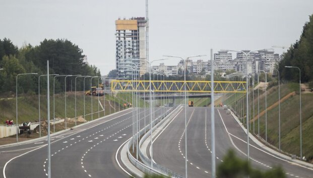 Vilniaus vakarinio aplinkkelio antrojo etapo rangovai automobilių sporto entuziastų neįsileido, tačiau smalsių pėsčiųjų nevaikė