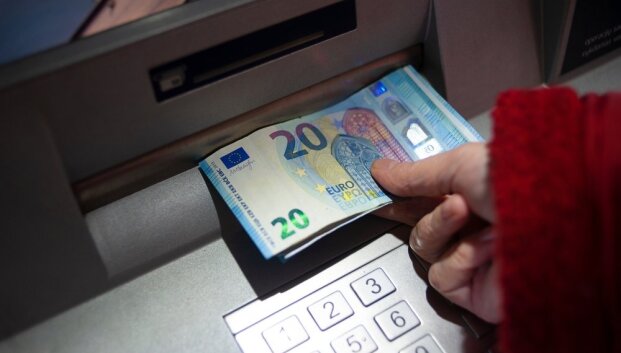 Gavę II pensijų pakopų pinigus gyventojai apgulė bankomatus, &scaron;lavė auksą ir siurblius robotus