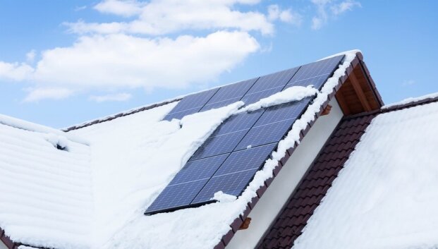Elektros kainos sausį priblo&scaron;kė, o gyventojų negelbsti nė saulės elektrinės: ar galima valyti apsnigtus saulės modulius?