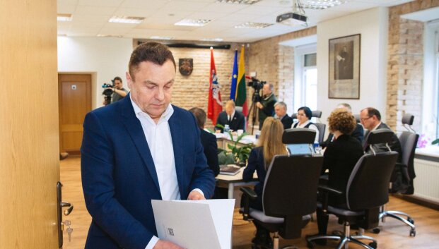 Petras Gražulis prabangų &bdquo;Lexus&ldquo; pirko grynais: nuslėptas sandoris &ndash; įstatymo pažeidimas