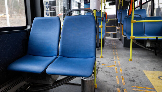 &bdquo;Atsipra&scaron;au&ldquo; ir a&scaron;aros nepadėjo: moksleivės i&scaron;laipinimas i&scaron; autobuso papiktino gyventojus
