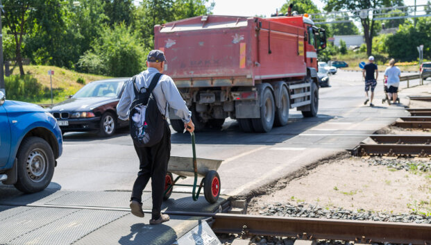 Mažins žūvančiųjų ant bėgių skaičių: didžiausia problema &ndash; į mobiliuosius akis įsmeigę pėstieji