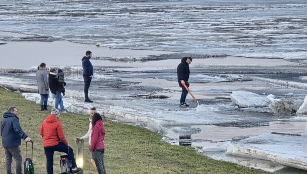 Ledone&scaron;is ir pakilęs upių vanduo pamaryje traukia turistus: Žalgirių kaimas apsemtas, keliai nepravažiuojami