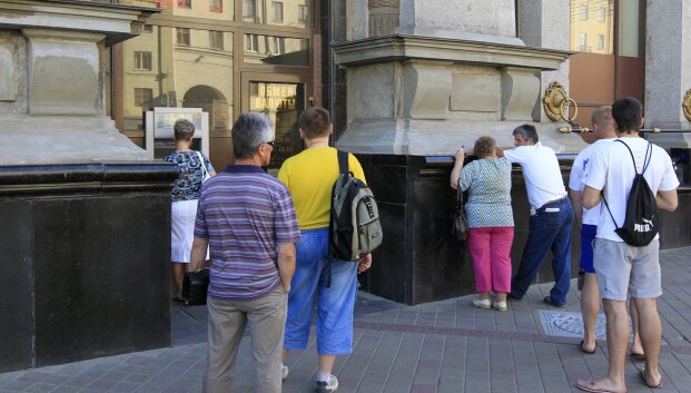 &bdquo;Dronai laksto&ldquo; ir &bdquo;viskas dega&ldquo;: rusai puolė prie bankomatų