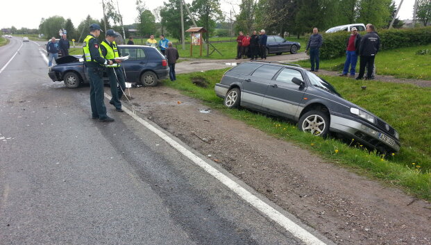 &Scaron;iluti&scaron;kio ir tauragi&scaron;kio susidūrimas Kęsčiuose: vienas automobilis &ndash; griovy, vienas vairuotojas &ndash; ligoninėje
