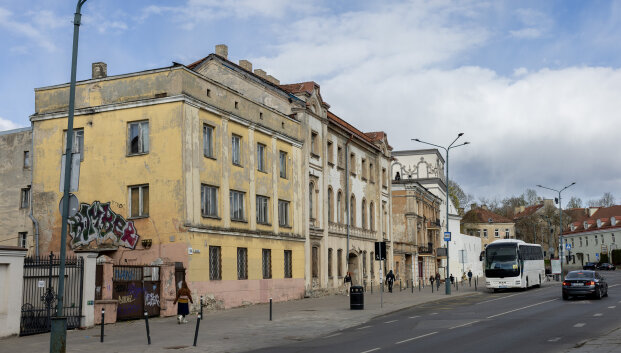 Turistus prestižinėje Vilniaus vietoje pasitinka griūvantis pastatas: kas dėl to kaltas?