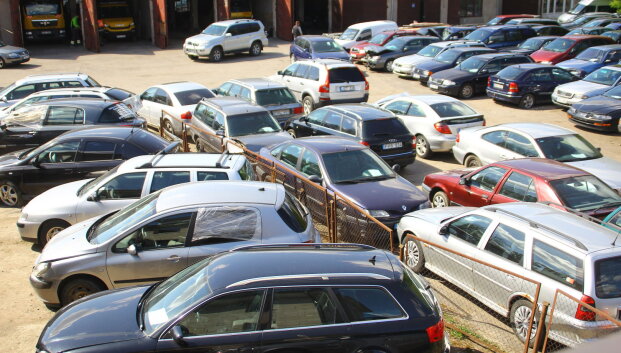 Prie&scaron; pusmetį automobilį pardavusi moteris sulaukė netikėto lai&scaron;ko: reikalauta sumokėti skolą