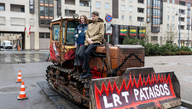 Dėl LRT pataisų skelbiamas dar vienas protestas, pristatytas jo simbolis &ndash; buldozeris