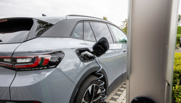 Mažesnė nei laukta paklausa dalį vystytojų verčia pristabdyti elektromobilių įkrovos tinklo plėtrą