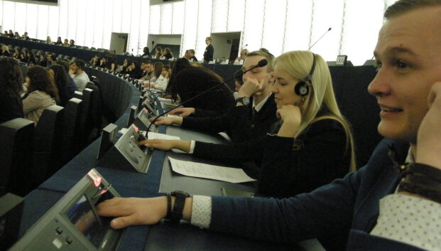 Kauno moksleiviai Strasbūre patyrė i&scaron;bandymą valdžia ir žavėjo Europos jaunimą i&scaron;kalba