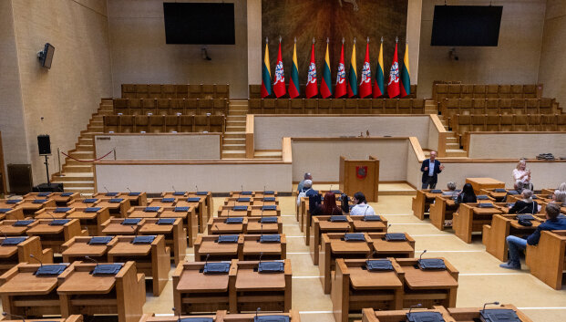 Istorinės Seimo vietos vaizdas ne tik džiugina: baldai apsilaupę ir pablukę