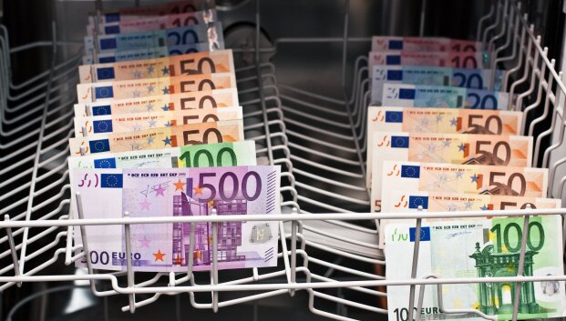 Kodėl bankai baudžia už 5 eurų vertės &bdquo;sex n drugs&ldquo; pok&scaron;tus, bet &bdquo;nemato&ldquo; plaunamų milijonų?