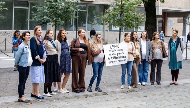 Nė&scaron;čios moterys Kaune surengė protestą: pra&scaron;o leisti rinktis, kur ir kaip gimdyti