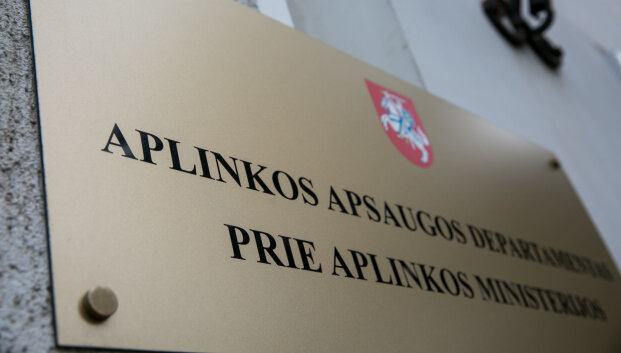 Buvusi AAD vadovė sutuoktinio įmonę tikrinusiam pavaldiniui skyrė priedą prie atlyginimo