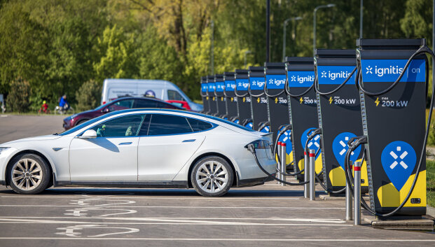 Elektromobilių Lietuvoje &ndash; rekordi&scaron;kai daug: ko vairuotojai tikisi i&scaron; įkrovimo?