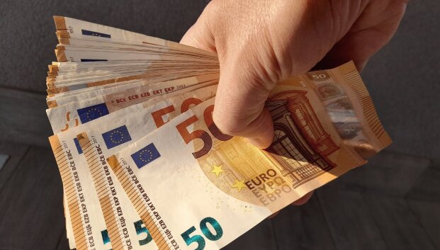 Suskubo atiduoti turimas skolas: ekspertai įspėja &ndash; taip elgtis protinga ne visada