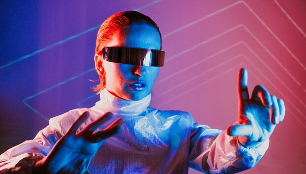 Keičiantys spalvą ir savaime atsinaujinantys &ndash; ateityje drabužiai atrodys tarsi i&scaron; fantastinių filmų