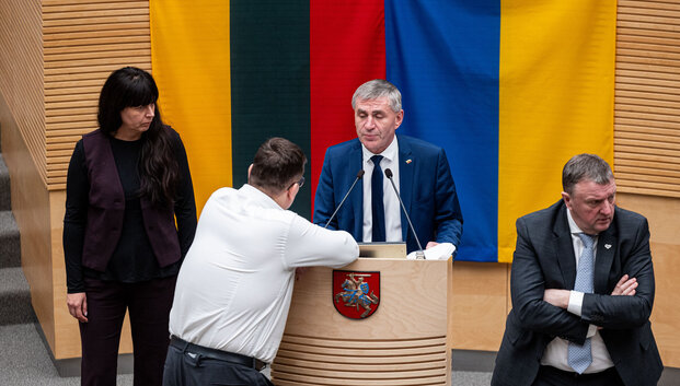 Atsidūrė tarp dviejų ugnių: Kultūros komiteto vadovą vėl svilina ir savi, ir svetimi