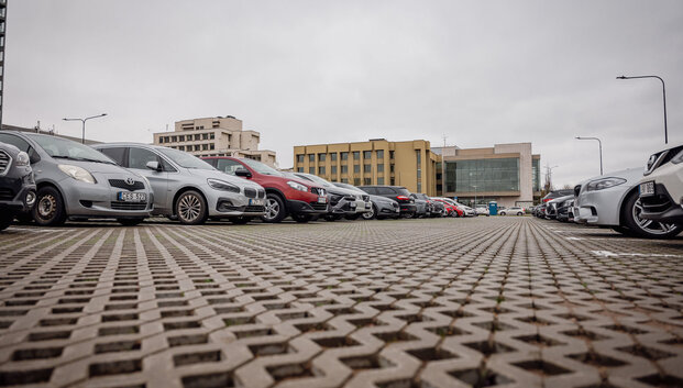 Mįslingas įspėjimas: kodėl aik&scaron;telėje prie Seimo nepavyksta užrakinti automobilio?