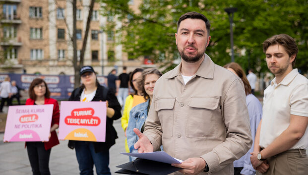 Laisvės partija surengė paramos akciją &bdquo;Meilė nugalės&ldquo; &ndash; ragina Vyriausybę pripažinti visas &scaron;eimas