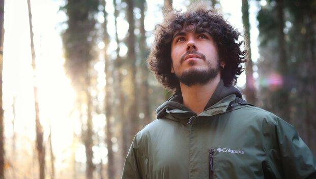 Žymusis &bdquo;Curly and Lithuania&ldquo; skaitydamas lietuvi&scaron;kas knygas turtina žodyną: patinka frazė &bdquo;Ar troleibuse gimęs?&ldquo;