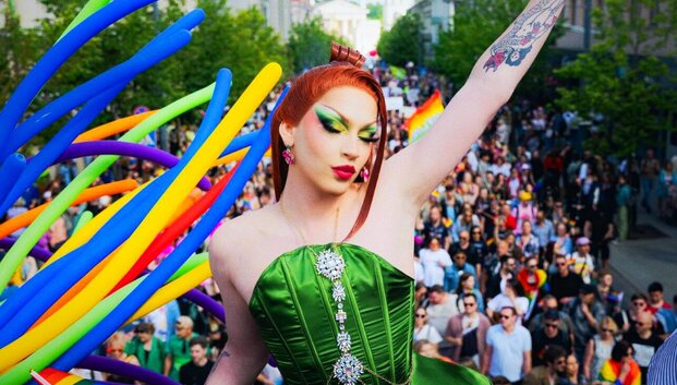 &bdquo;Ne veltui gėjų vėliava yra vaivoryk&scaron;tė&ldquo;: drag karalienės atvirai apie augančią bendruomenę ir visuomenės požiūrį