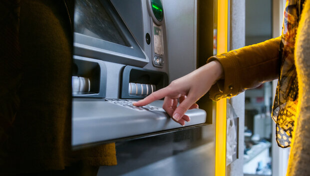 Kortelė dingo ar ją pasiliko bankomatas? Atskleidė svarbiausią gyventojų klaidą